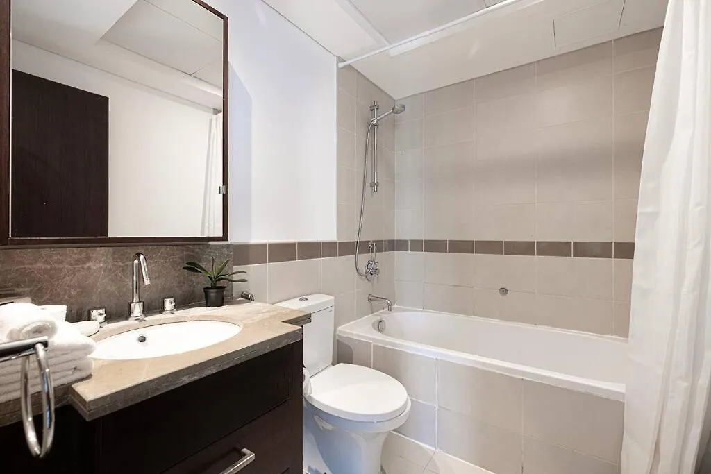 Luxurious 1-Bed, 2-Bath With Burj Khalifa Views Apartment Dubai
