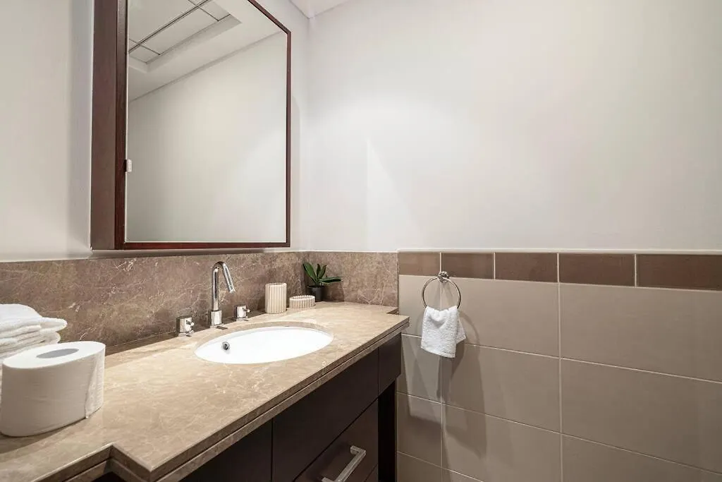 Luxurious 1-Bed, 2-Bath With Burj Khalifa Views Apartment Dubai